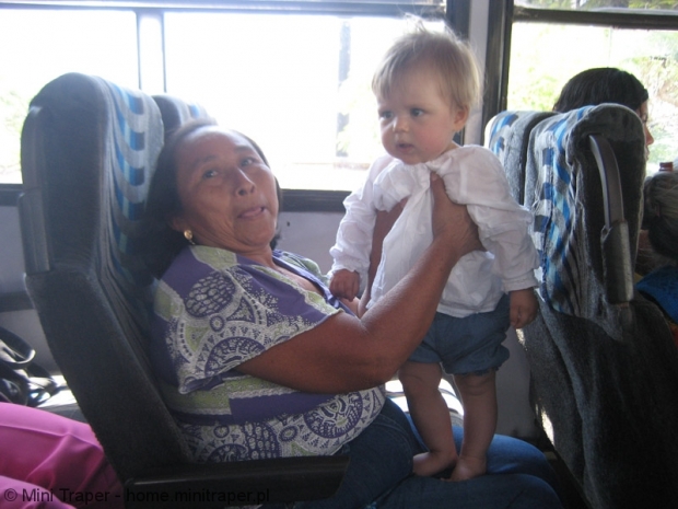 Mini Traper - dziecko w autobusie
