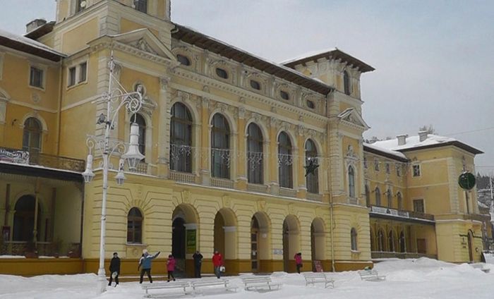 Stary dom zdrojowy - Mini Traper w objęciach zimy i Jana Kiepury
